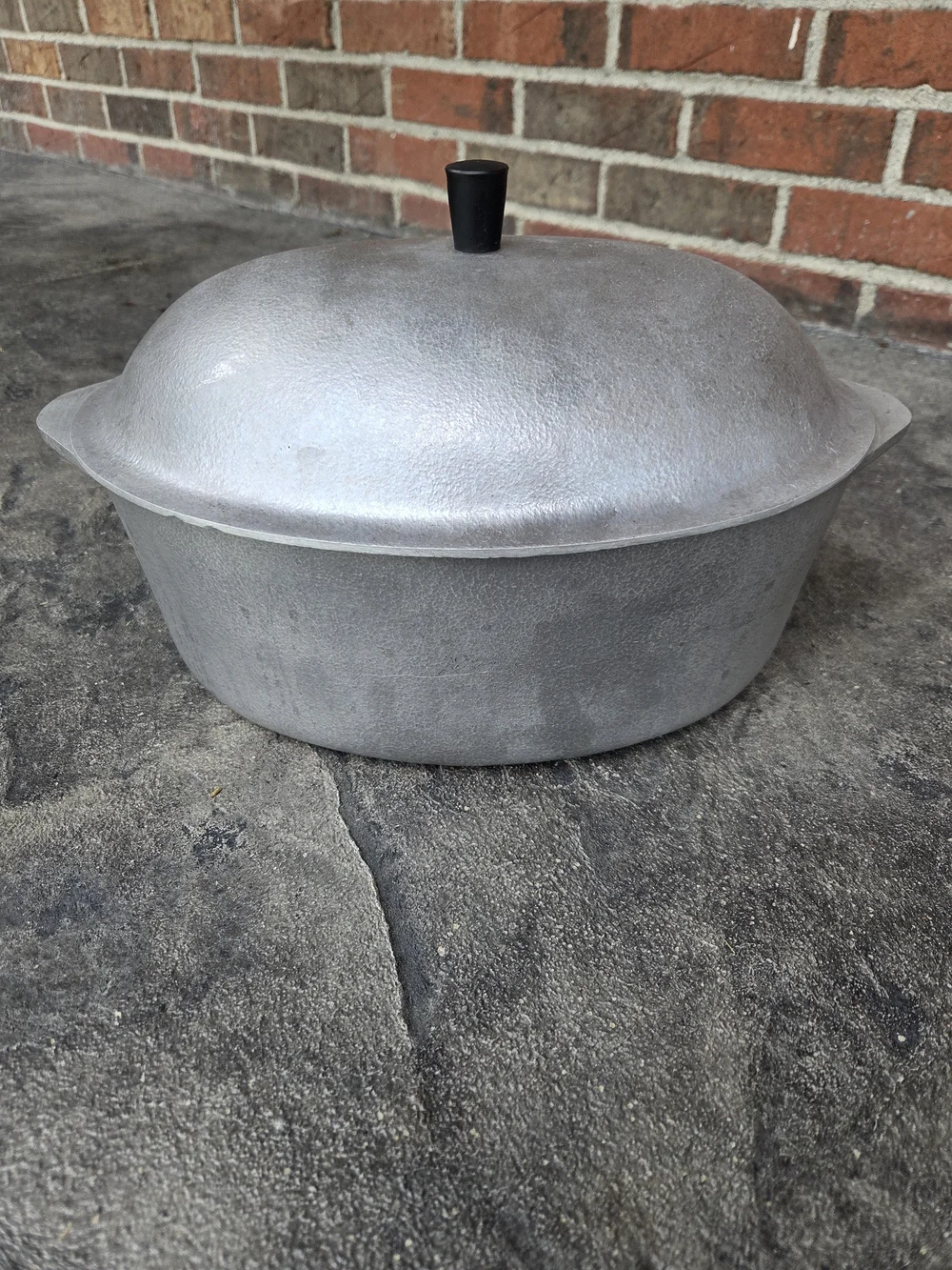 15 Inch Cast Hammered Aluminum Dutch Oven with Lid - Silver